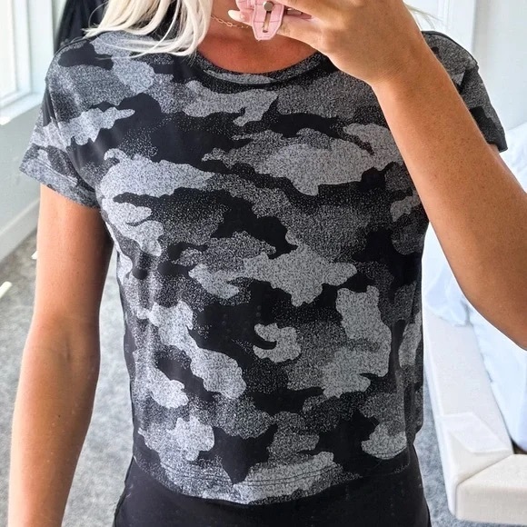 lululemon cates tee black camouflage size 4 - Picture 2 of 3